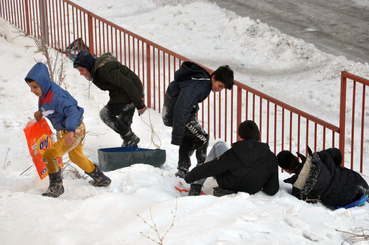Yüksekovalı çocuklar kar keyfi yaşadı