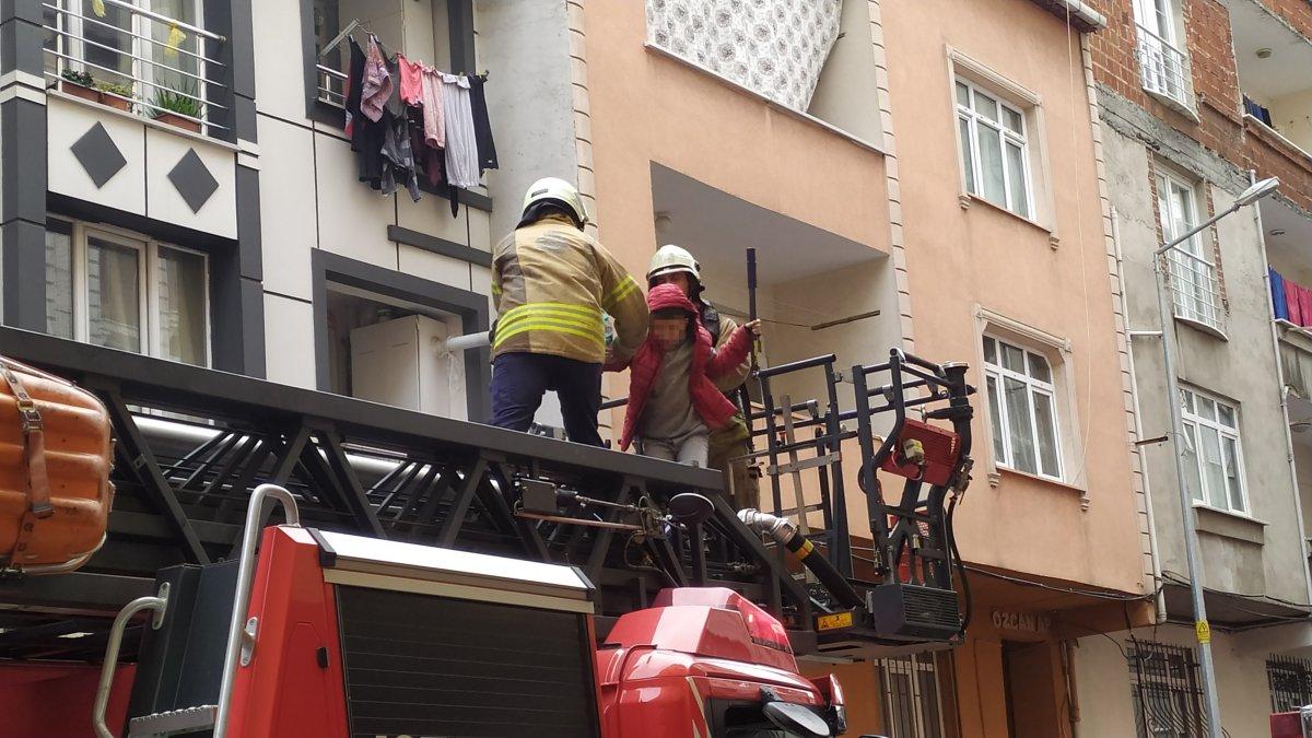 Küçükçekmece’de çakmakla oyun yangın çıkardı