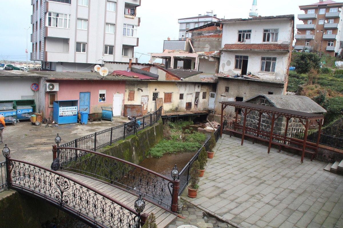 Rize’de, dere yatağındaki yapıların yıkımına başlandı