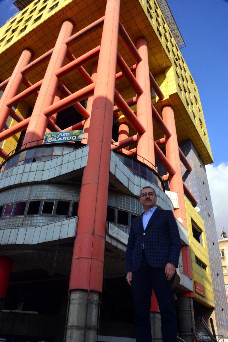 Dünyanın en saçma binasının yıkımı başladı