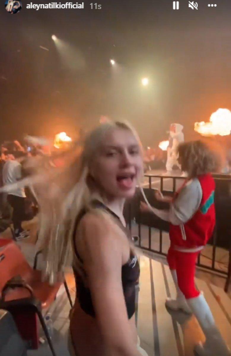 Aleyna Tilki, Uzi'nin konserinde