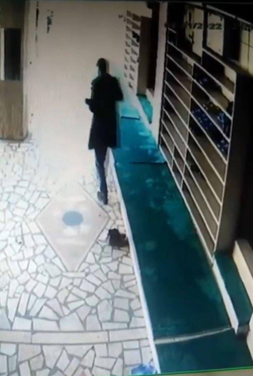 Batman'da cemaatin namaza durmasını fırsat bilen hırsız kamerada