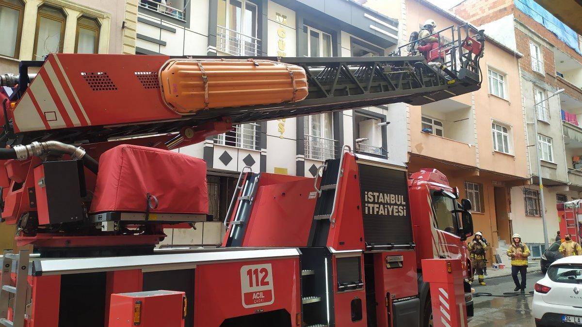 Küçükçekmece’de çakmakla oyun yangın çıkardı