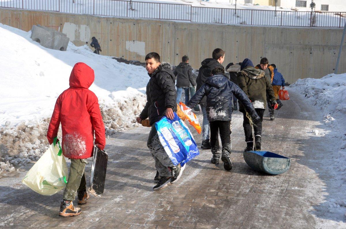 Yüksekovalı çocuklar kar keyfi yaşadı