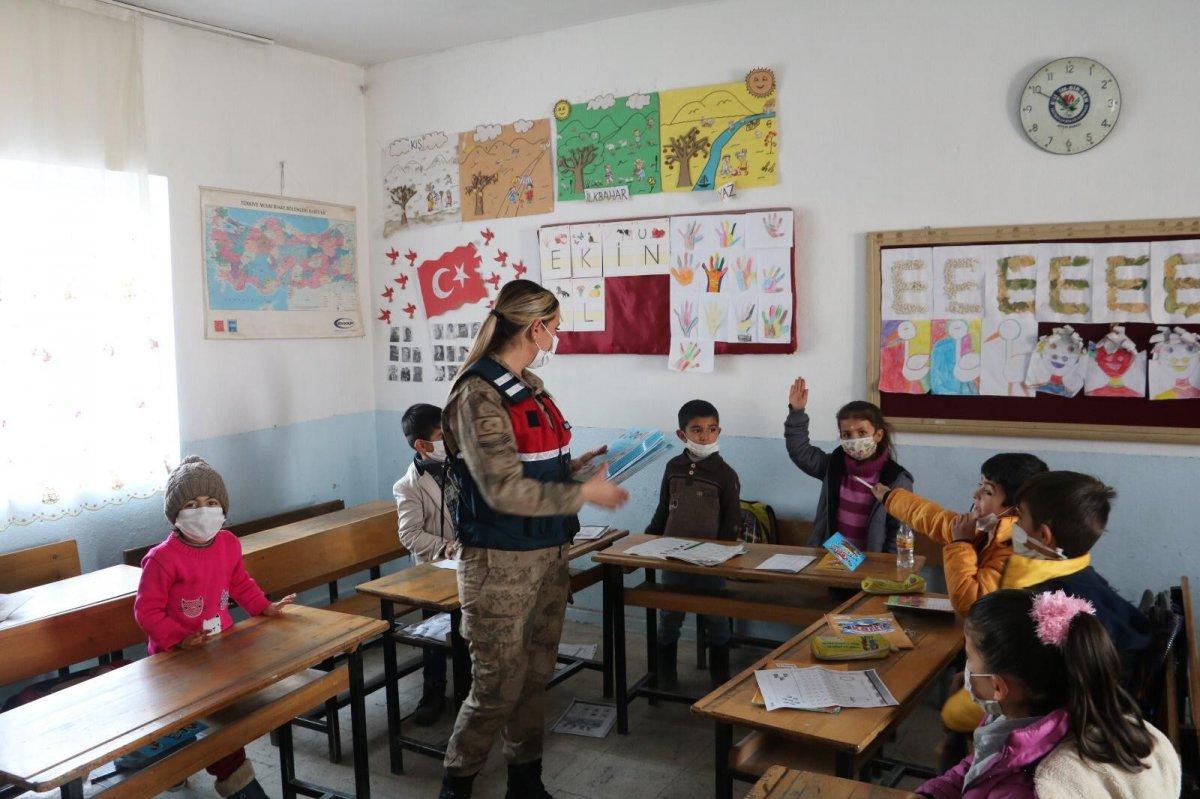 Bitlis'te askerler öğrencilere kırtasiye malzemesi dağıttı