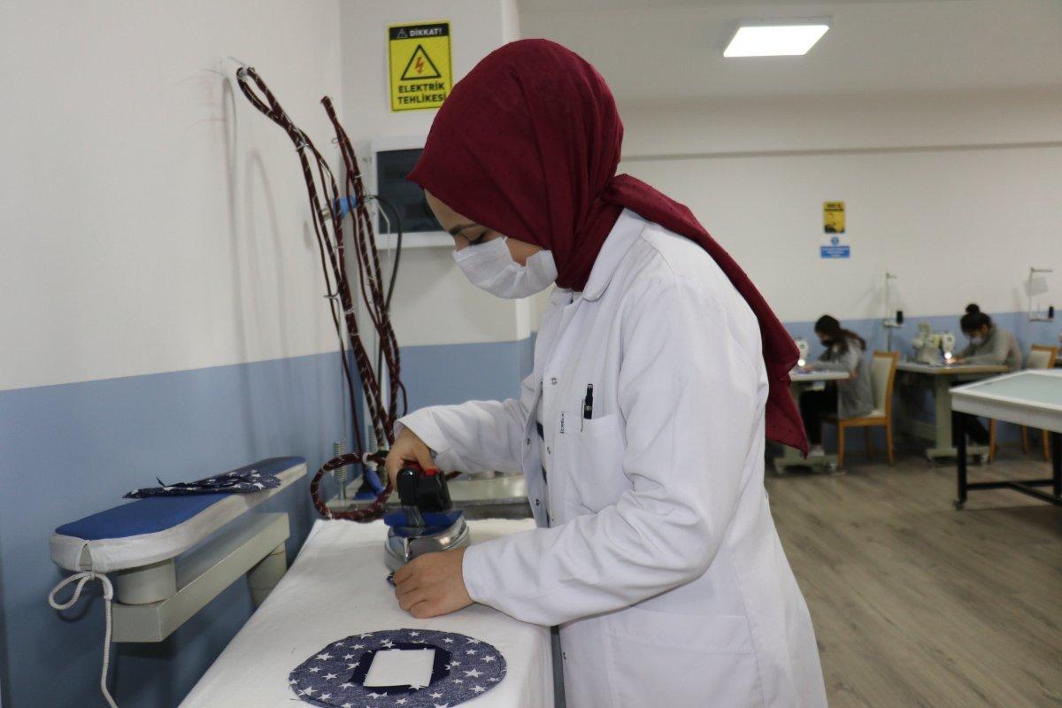 Malatya’da meslek lisesinde, işitme engelliler için şeffaf maske üretildi