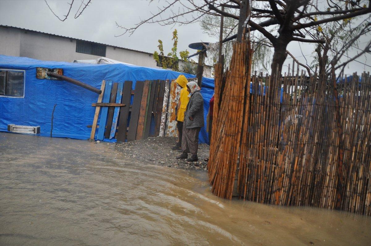 Muğla'da şiddetini arttıran sağanak yağış taşkınlara sebep oldu