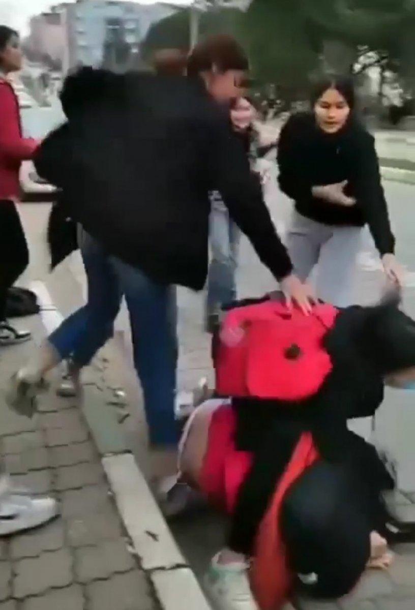 Bursa’da liseli kız öğrenciler tekme tokat kavga etti