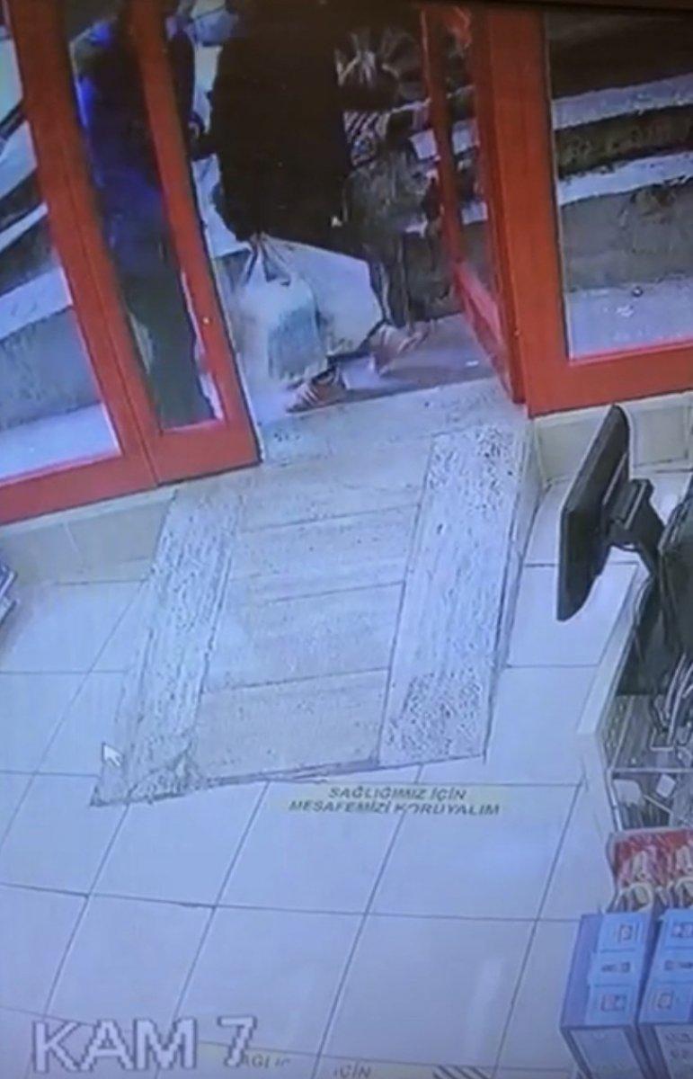 Beyoğlu'nda iki çocuk annesinin hırsızlık anı kamerada
