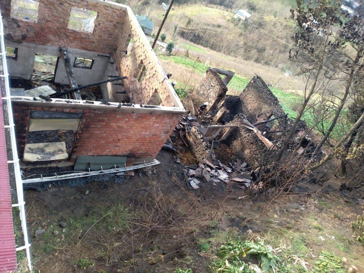 Trabzon'da yaşlı adam yangının ortasında can verdi