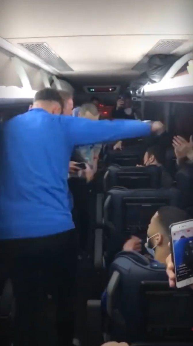 Adana Demirsporlu futbolcular Fenerbahçe galibiyetini kolbastı ile kutladı