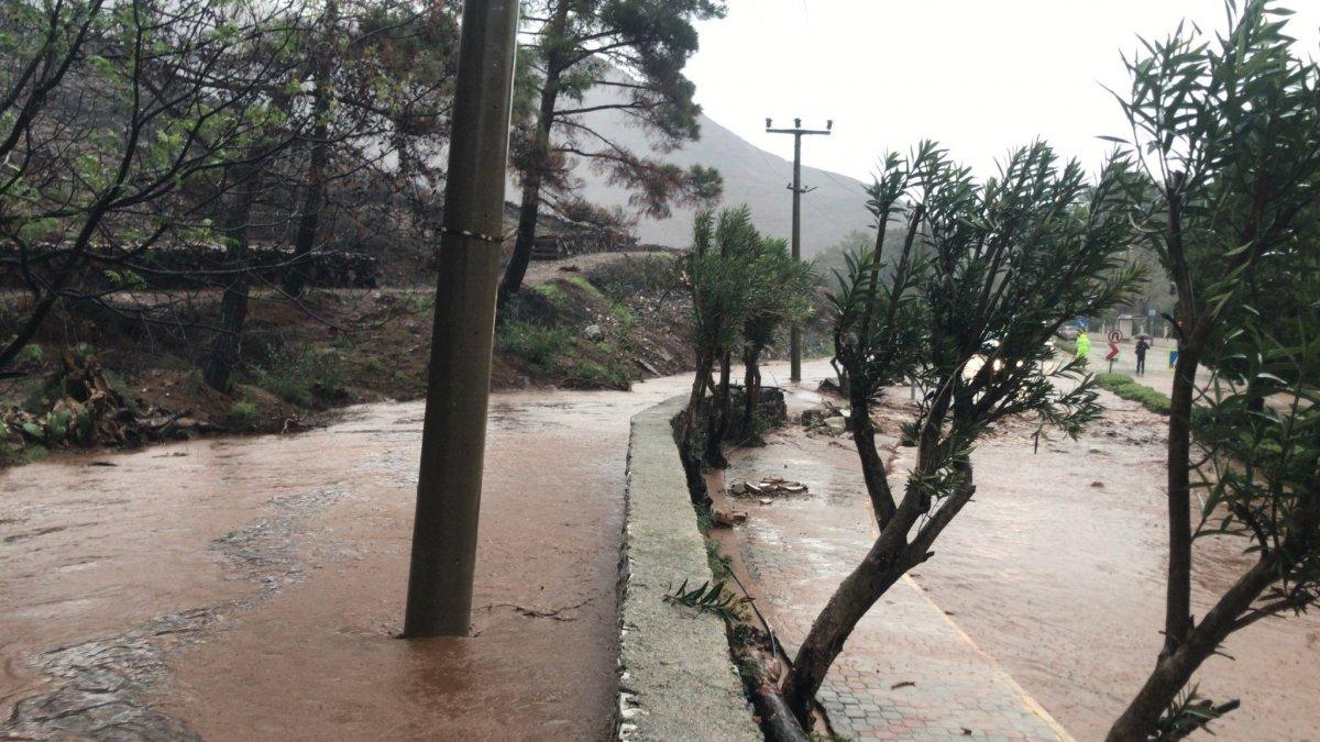 Marmaris'te şiddetli yağış istinat duvarını yıktı