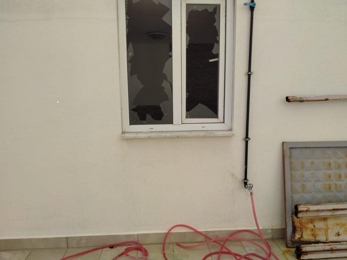 Antalya'da artan kiraya sinirlendi, canlı yayında ev duvarlarını satırla parçaladı