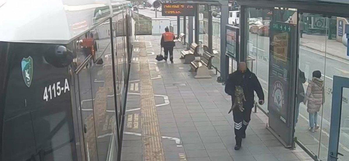 Kocaeli'de tramvay altına giren kedi kamerada