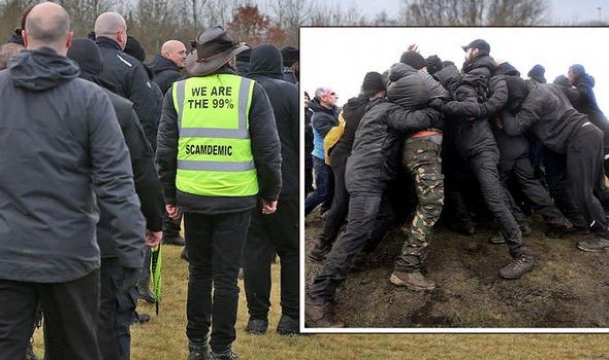 Aşı karşıtı İngiliz grup askeri eğitim alıyor