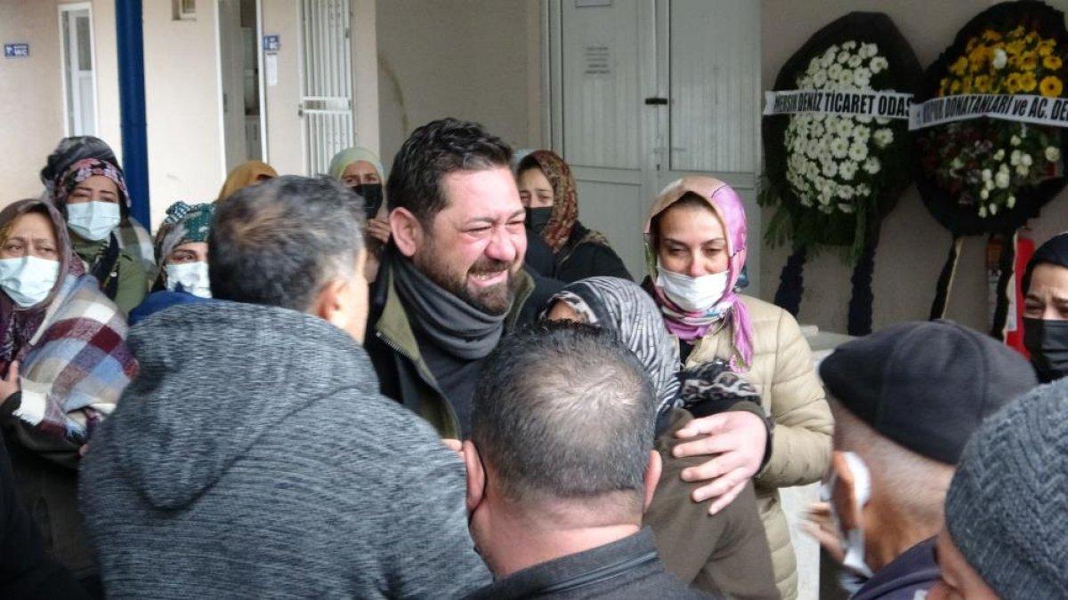 Mersin'de eski nişanlısı tarafından öldürülen genç kadın son yolculuğuna uğurlandı