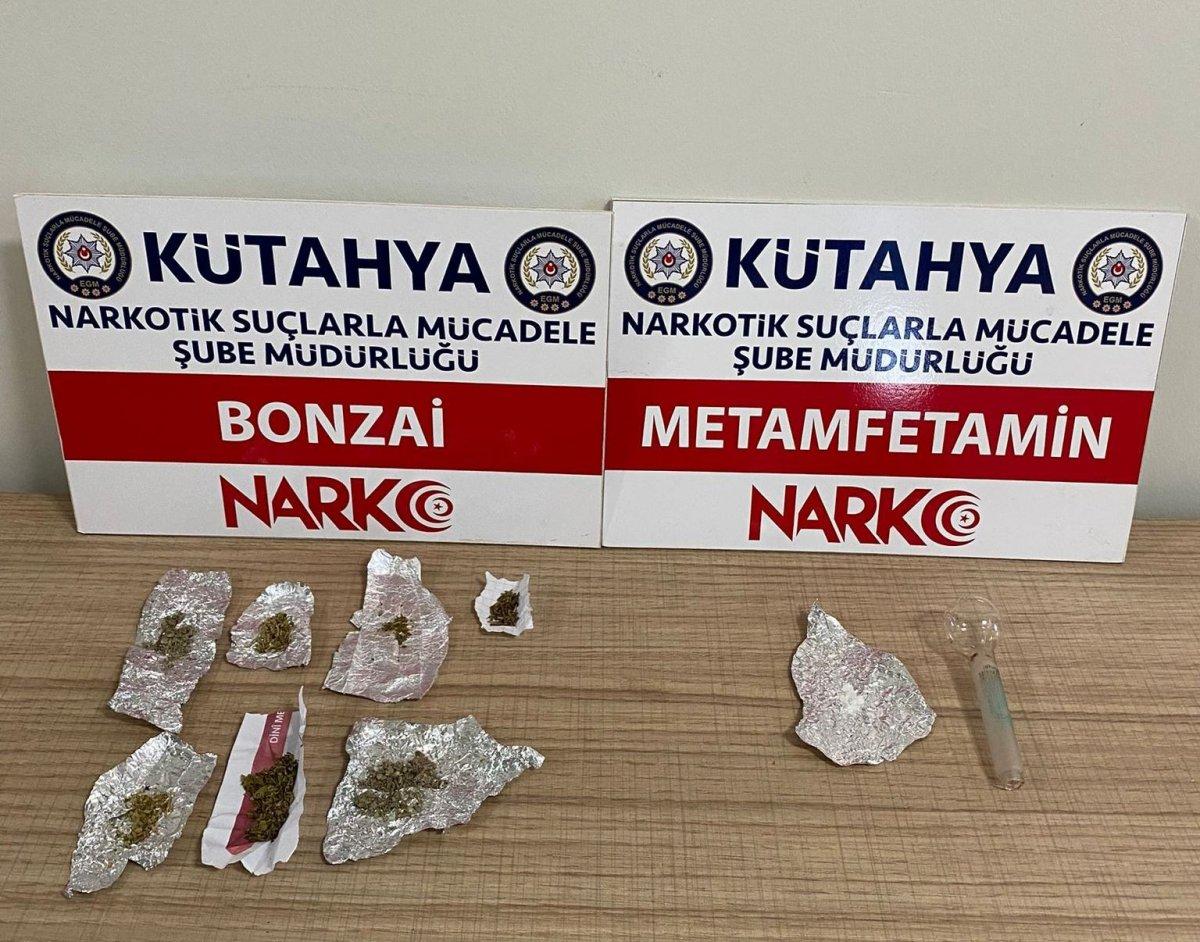 Kütahya’da 5 kişinin üzerinden uyuşturucu madde ve silah çıktı