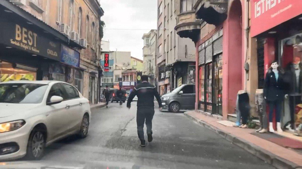 Fatih’te, çorap dolu poşeti çalan hırsıza dayak kamerada