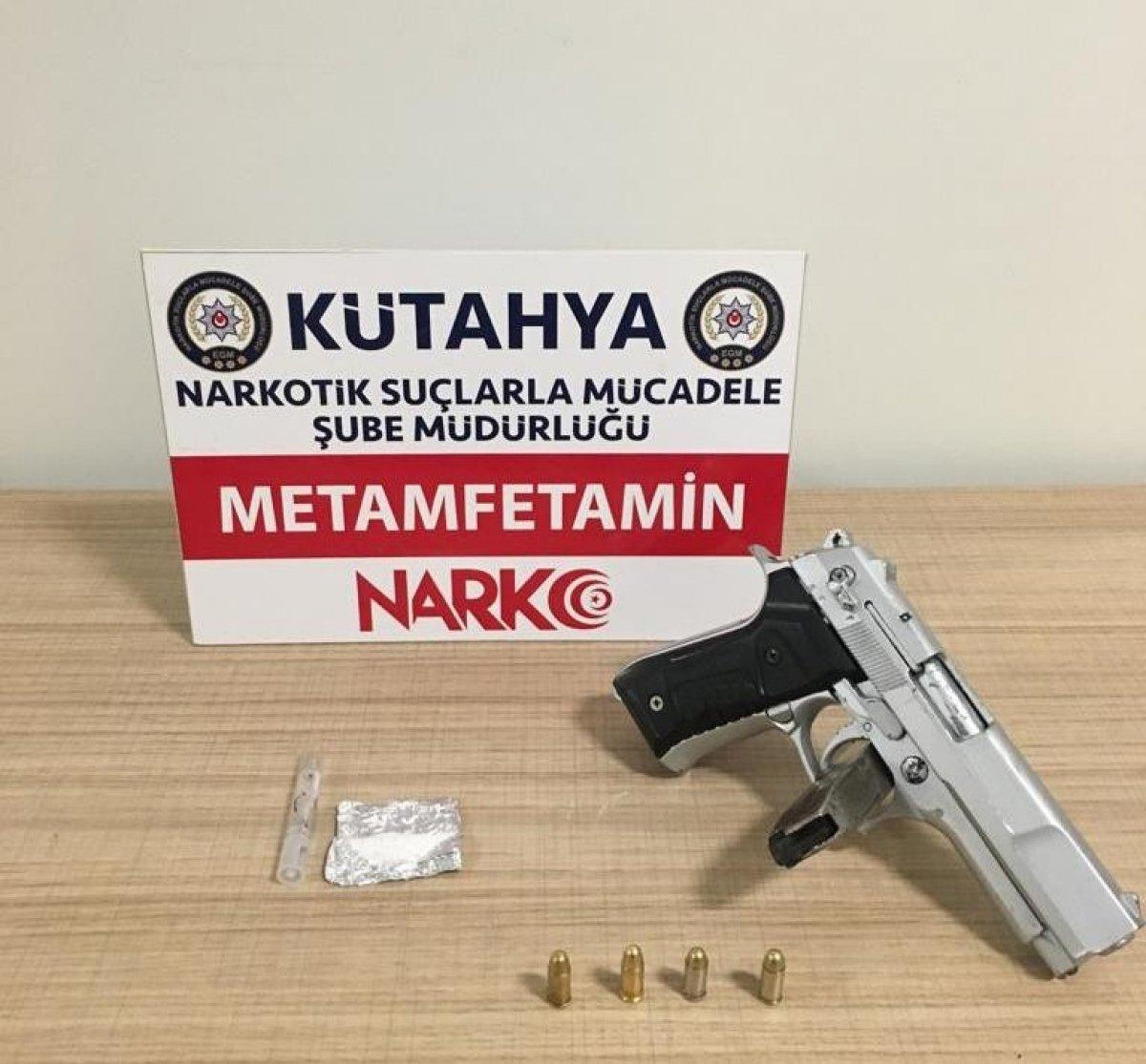 Kütahya’da 5 kişinin üzerinden uyuşturucu madde ve silah çıktı
