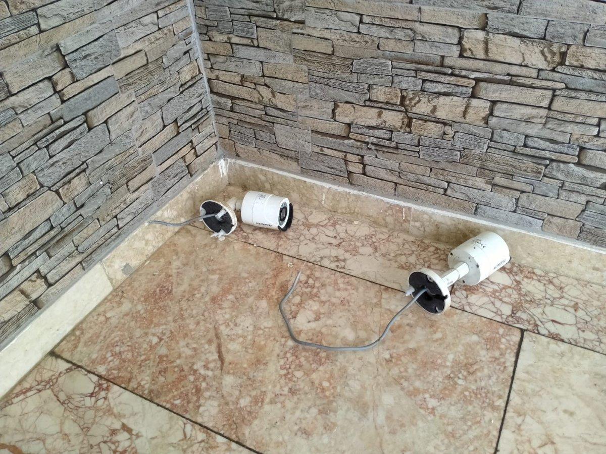 Antalya'da artan kiraya sinirlendi, canlı yayında ev duvarlarını satırla parçaladı