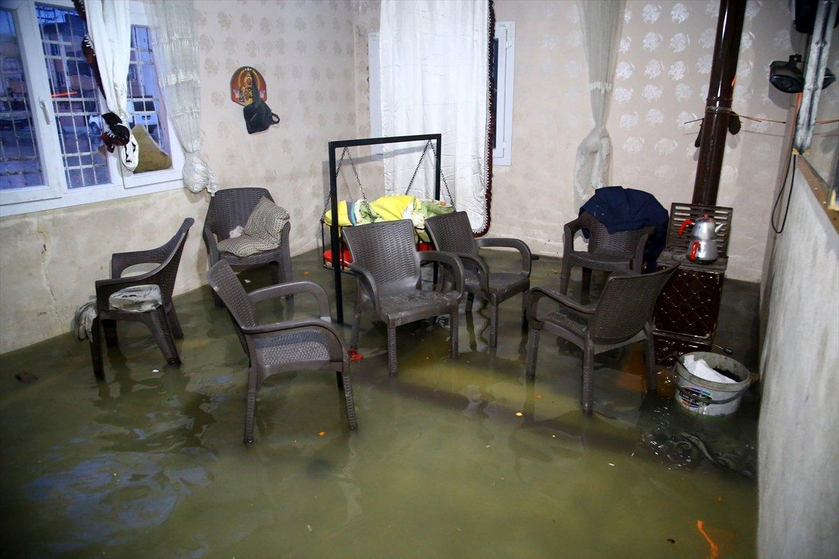 Adana'da bazı evleri su bastı