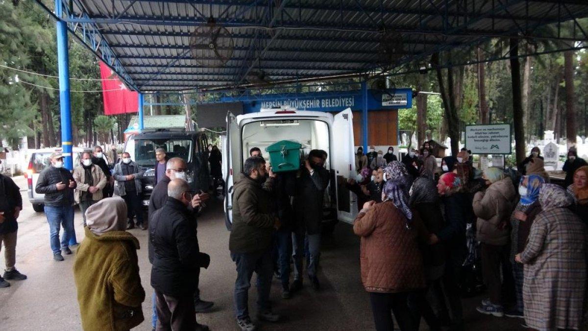 Mersin'de eski nişanlısı tarafından öldürülen genç kadın son yolculuğuna uğurlandı