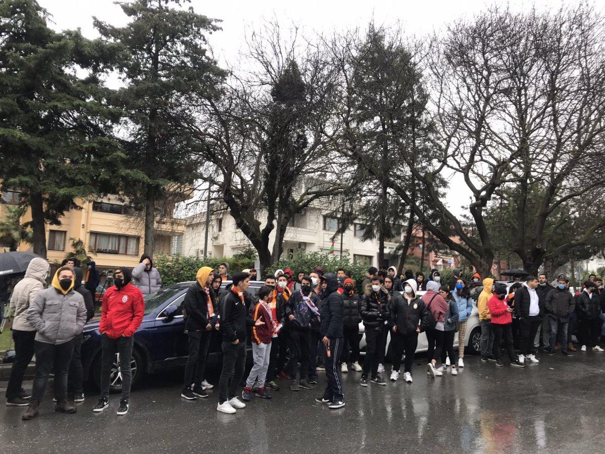 Galatasaray taraftarı Florya'da yönetimi istifaya davet etti