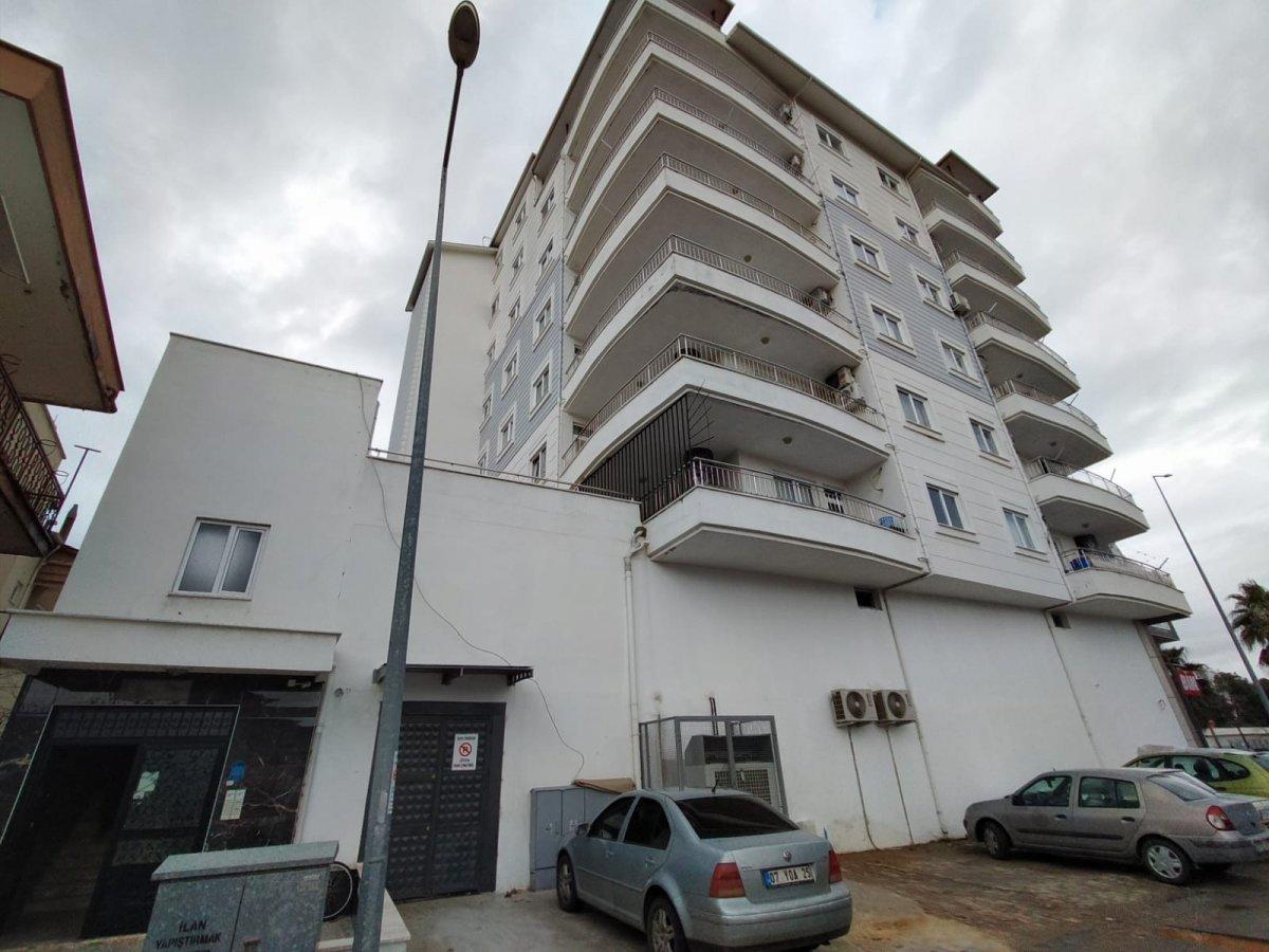 Antalya'da artan kiraya sinirlendi, canlı yayında ev duvarlarını satırla parçaladı