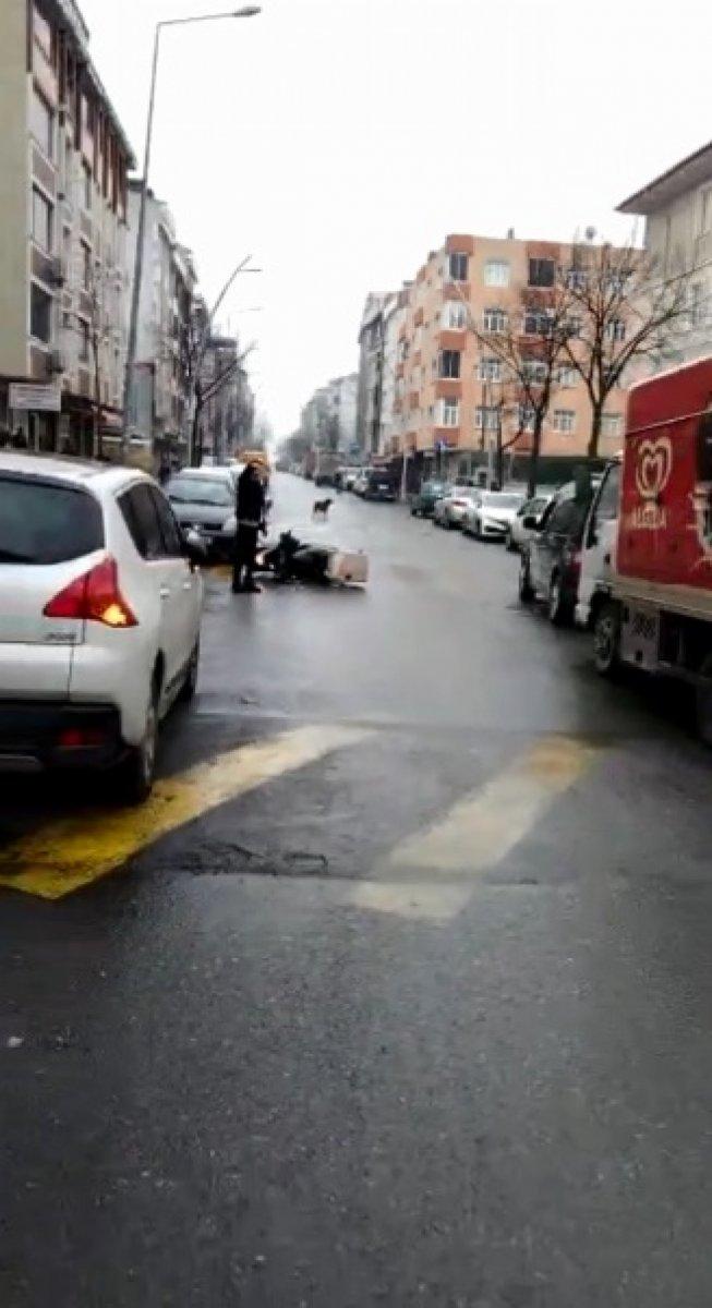 Sultangazi'de sokak köpekleri kazaya sebep oldu