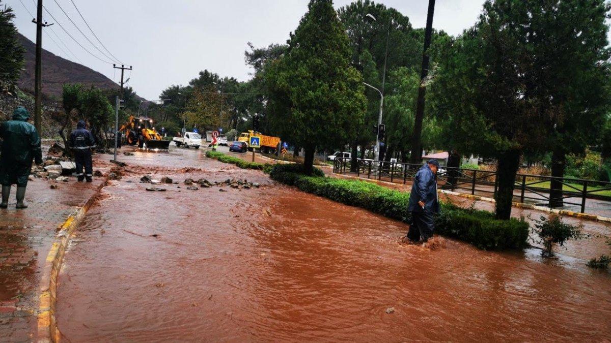 Marmaris'te şiddetli yağış istinat duvarını yıktı