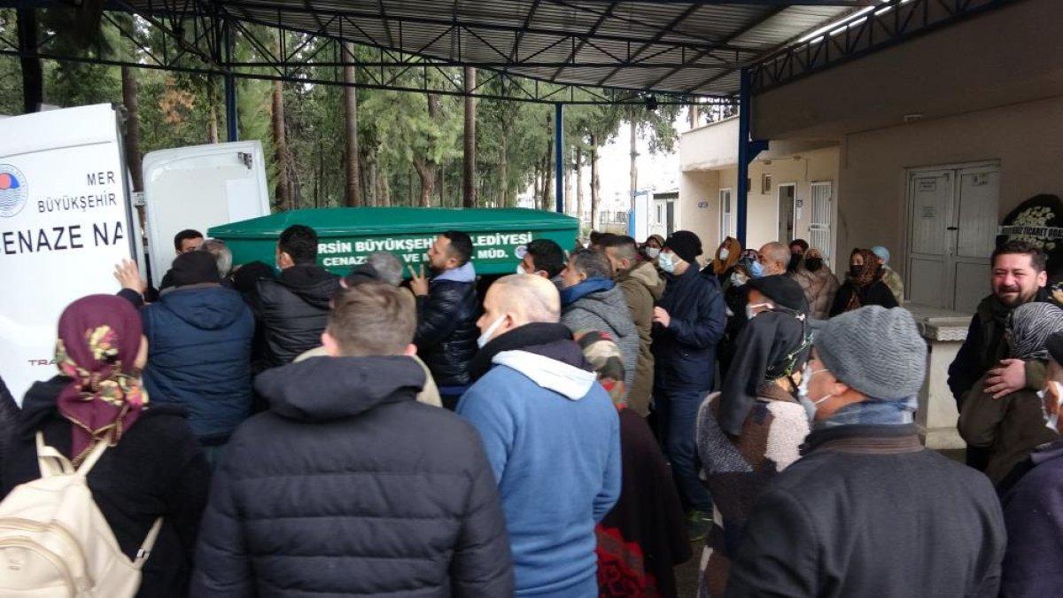 Mersin'de eski nişanlısı tarafından öldürülen genç kadın son yolculuğuna uğurlandı