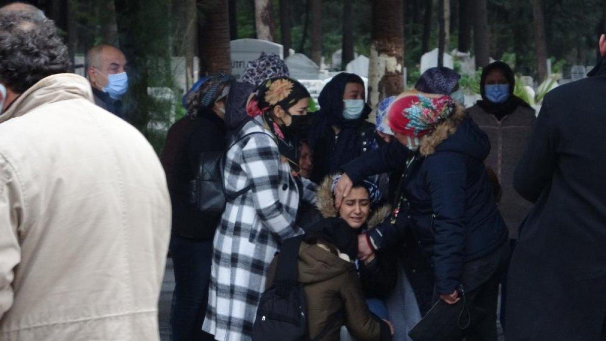 Mersin'de eski nişanlısı tarafından öldürülen genç kadın son yolculuğuna uğurlandı
