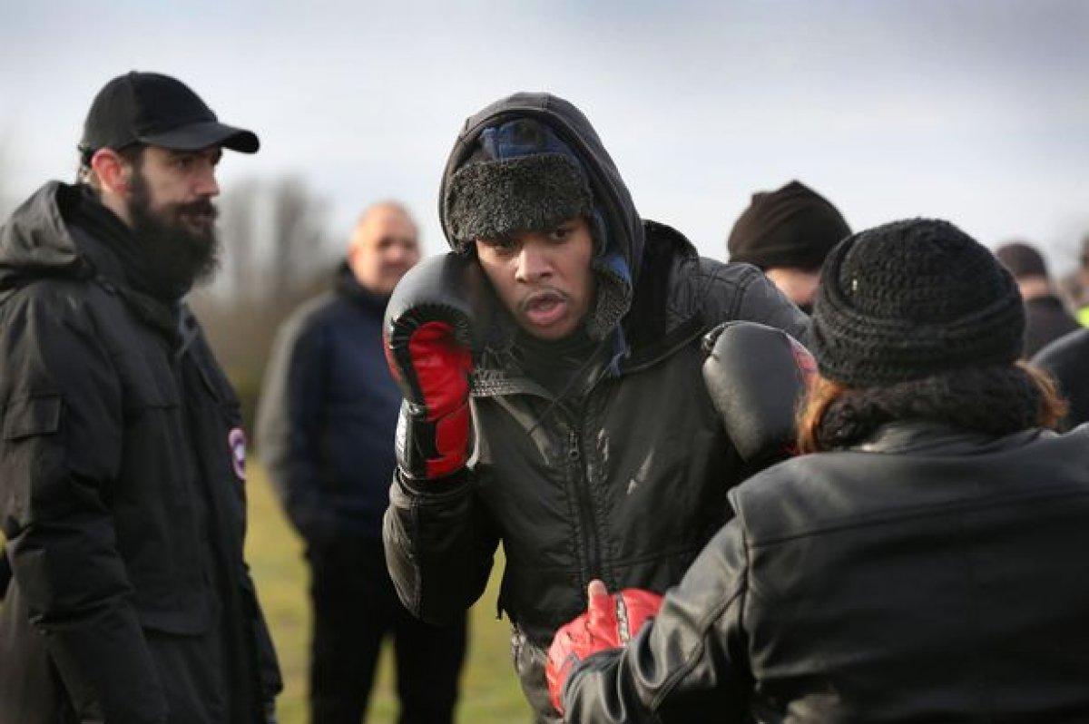 Aşı karşıtı İngiliz grup askeri eğitim alıyor