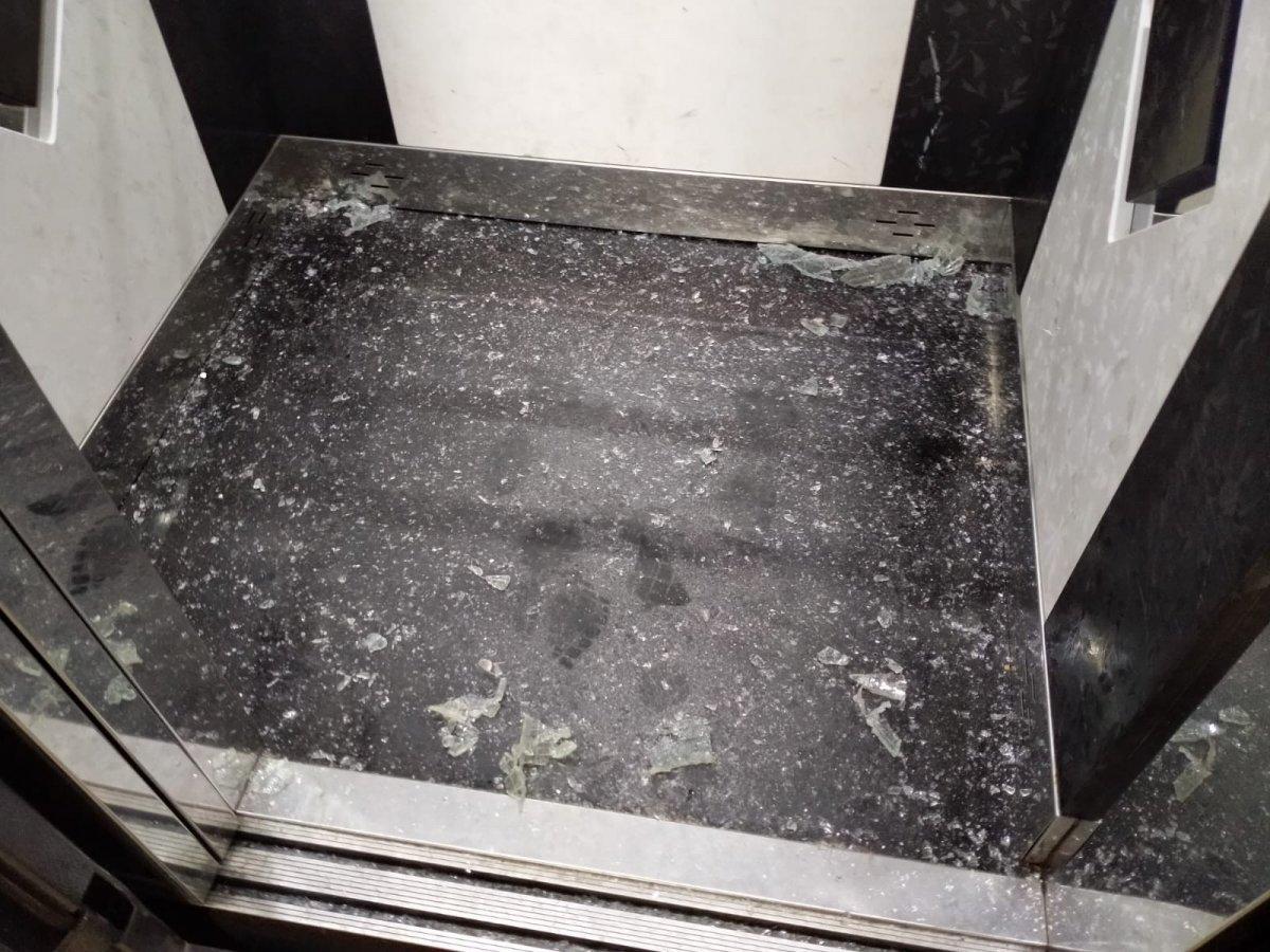 Antalya'da artan kiraya sinirlendi, canlı yayında ev duvarlarını satırla parçaladı