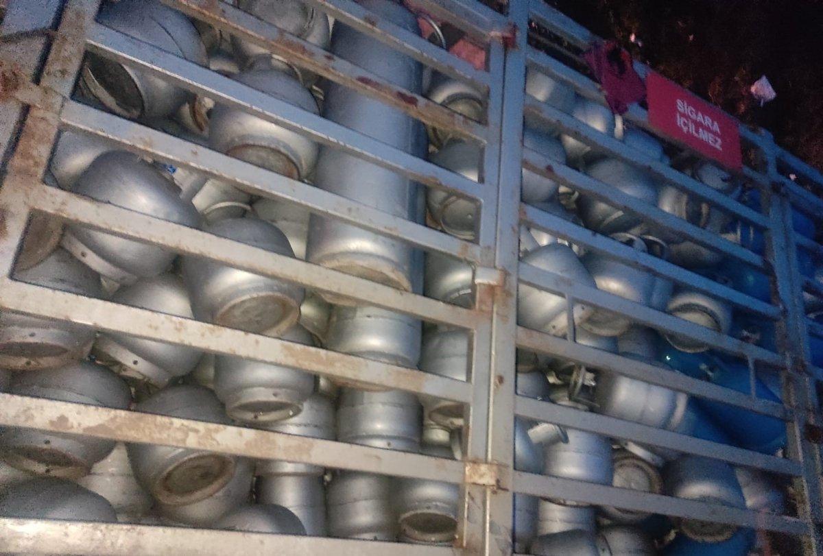 Kırklareli'nde tüp yüklü kamyon devrildi