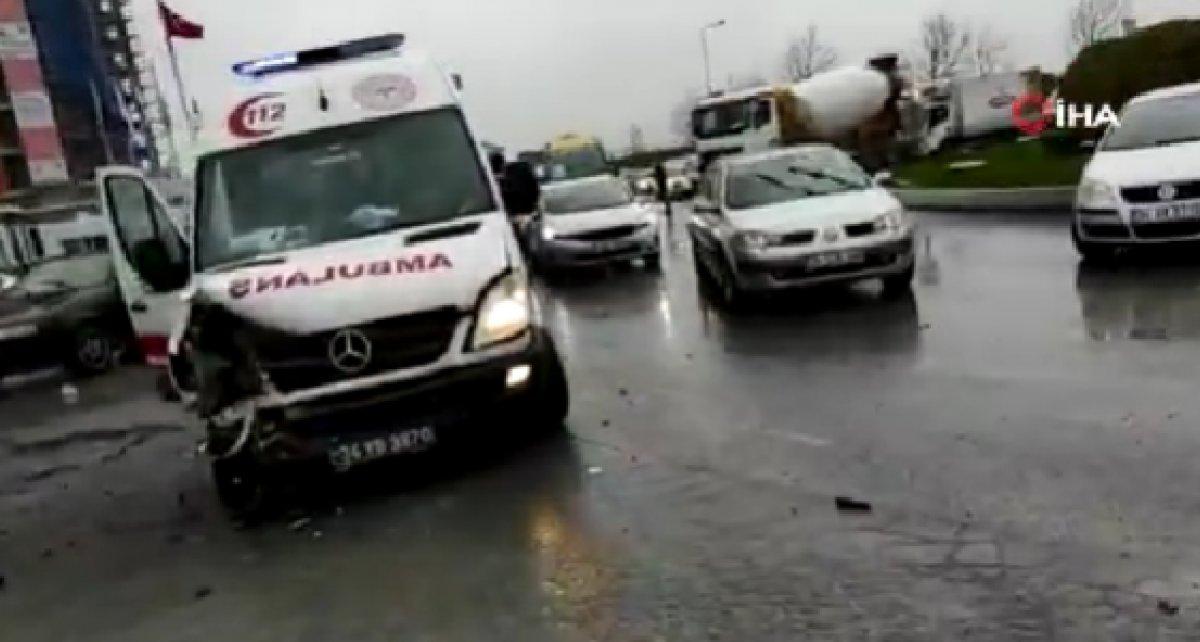 Başakşehir'de ambulans ile otomobil çarpıştı