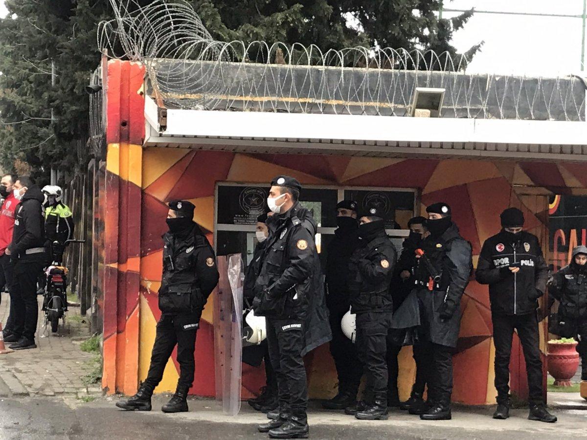 Galatasaray taraftarı Florya'da yönetimi istifaya davet etti