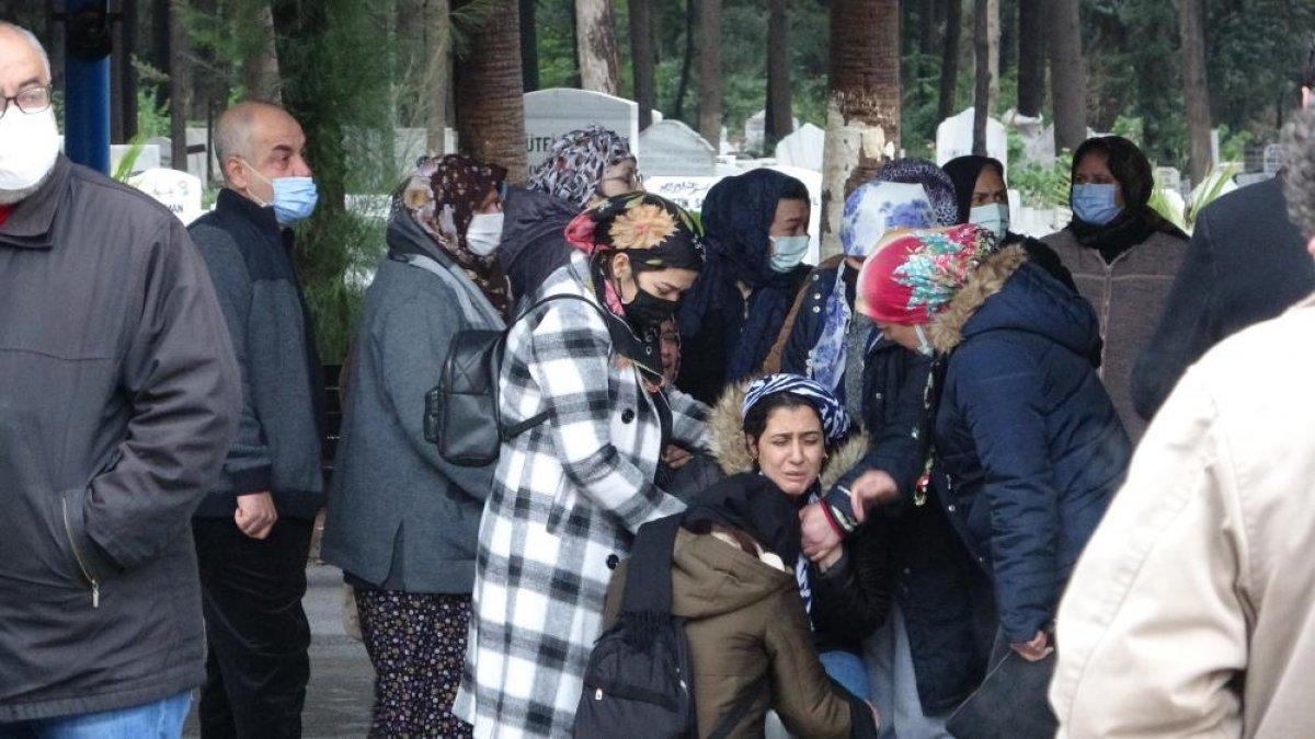 Mersin'de eski nişanlısı tarafından öldürülen genç kadın son yolculuğuna uğurlandı