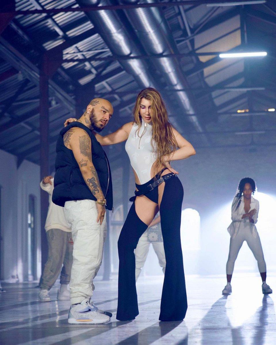 Hande Yener, Fransız askısı yaptırdı