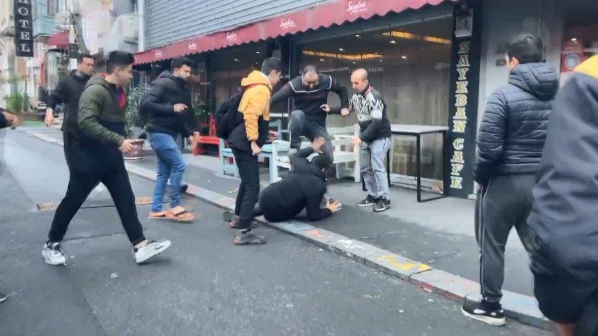 Fatih’te, çorap dolu poşeti çalan hırsıza dayak kamerada