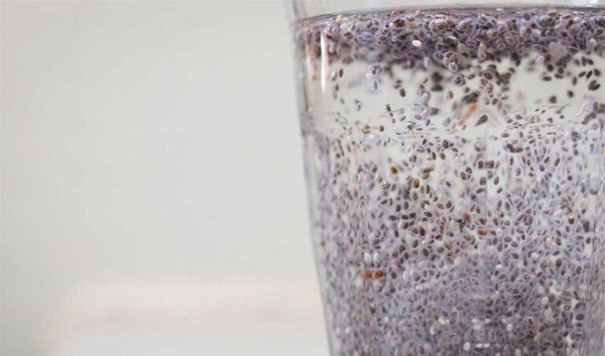 Chia tohumunu bir bardak suya atıp sabahları içerseniz...