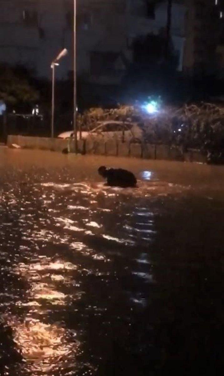 Antalya’da sağanak sonrası biriken suda botuyla yüzdü