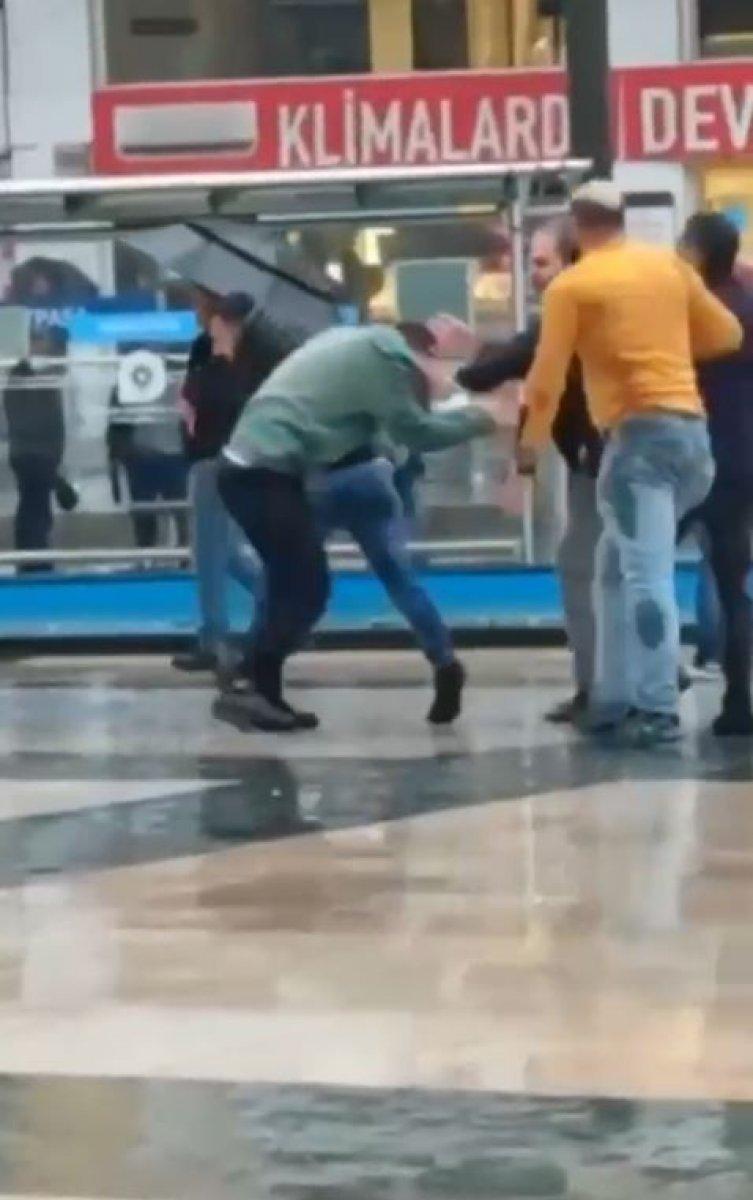 Antalya sokaklarında sopalı kavga