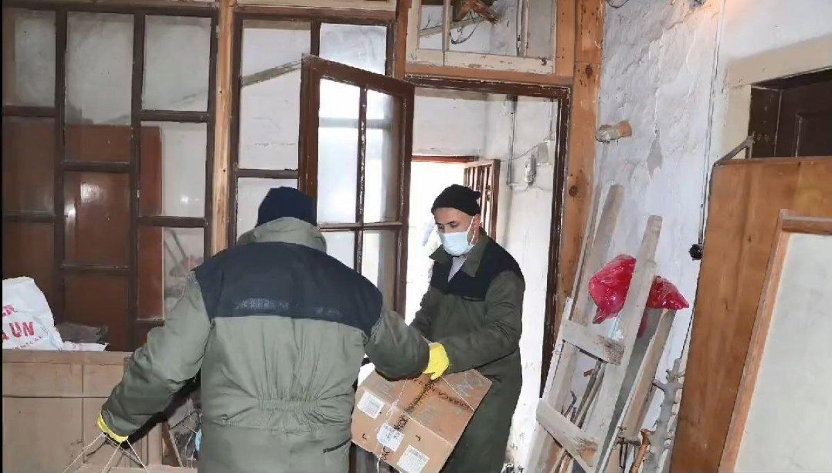 Sakarya’da evden 4 ton çöp çıkarıldı