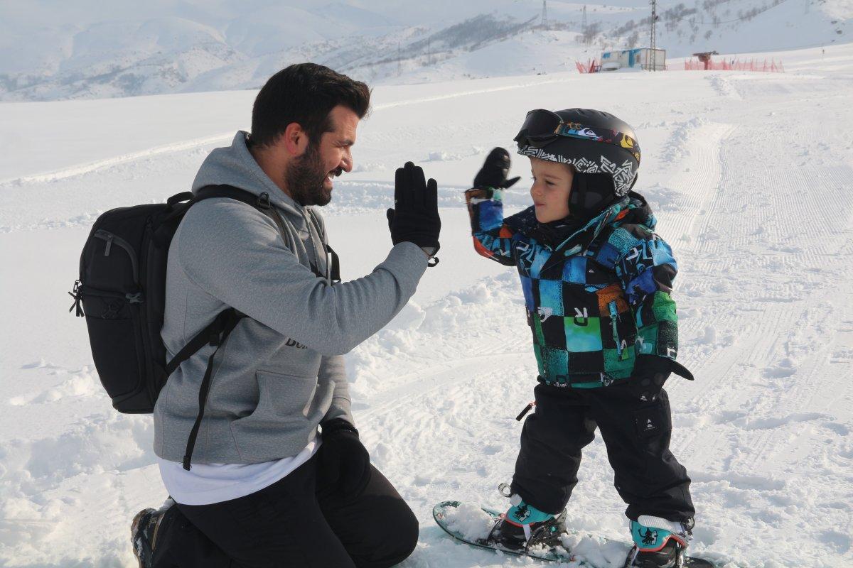 Bitlis'teki minik Uras, snowboardculara taş çıkardı