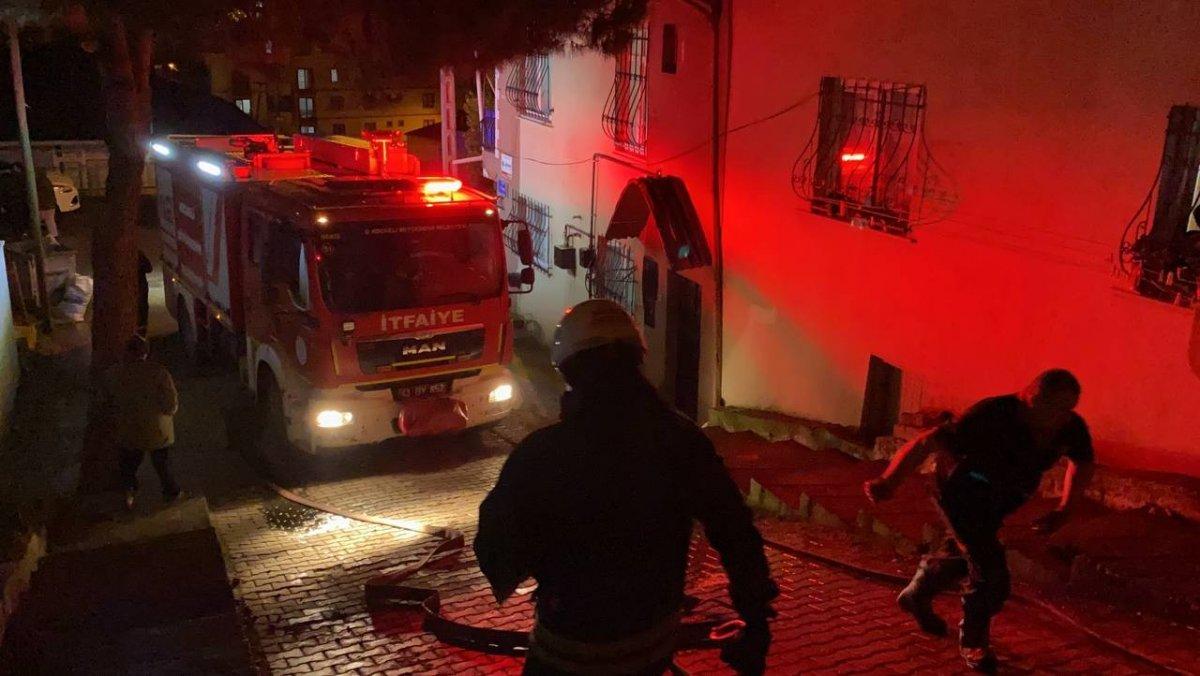 Kocaeli'de bir evde sigara yüzünden yangın çıktı