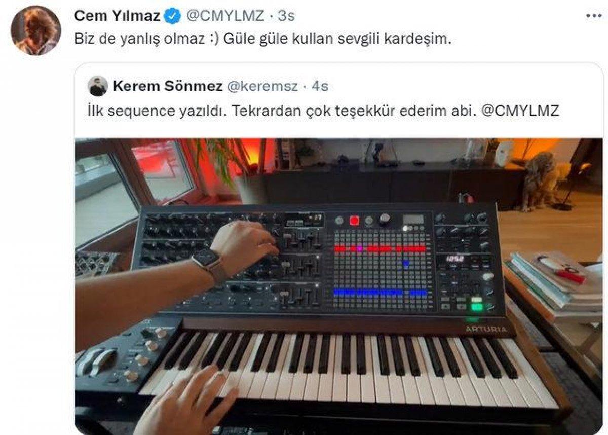 Cem Yılmaz, takipçisine org hediye etti