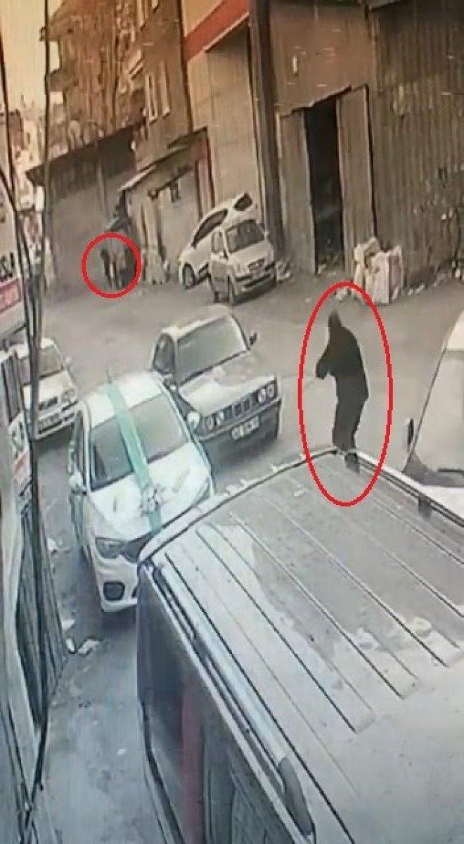 Bursa'da sokak ortasında silahlı çatışma