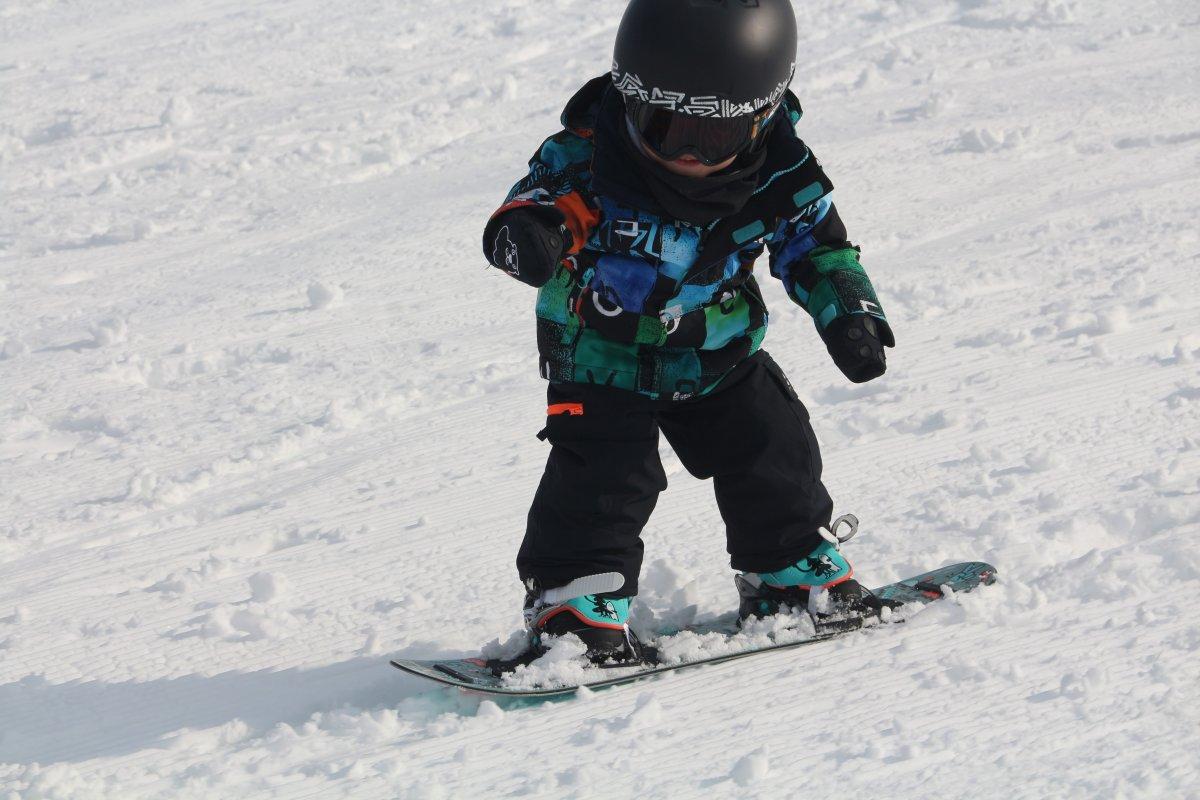Bitlis'teki minik Uras, snowboardculara taş çıkardı