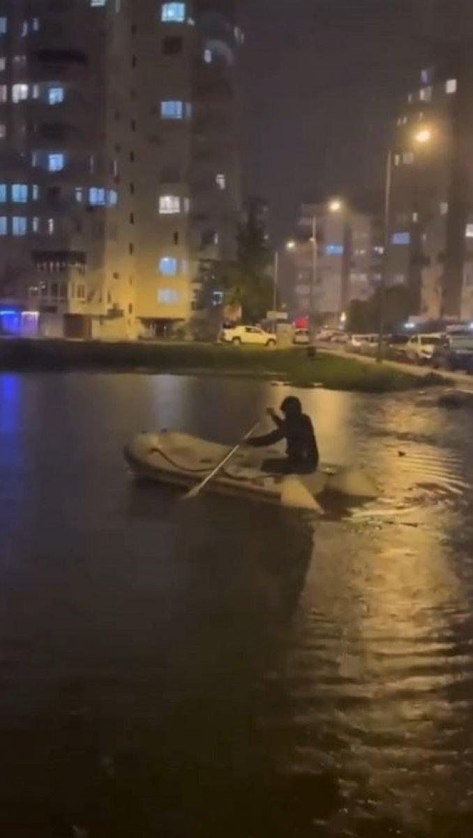 Antalya’da sağanak sonrası biriken suda botuyla yüzdü